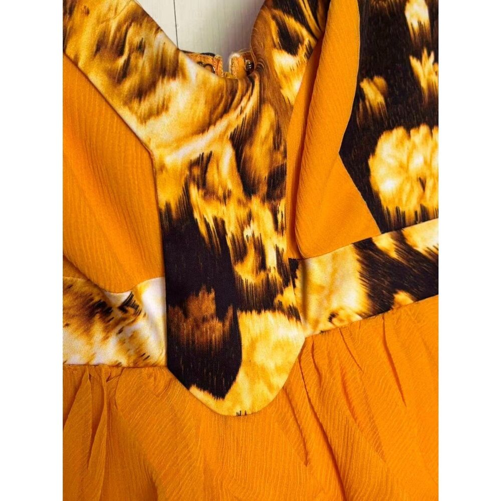 RUNWAY. Carolina Herrera Knee-Length Dress Size: 6 mustard yellow - Picture 15 of 16